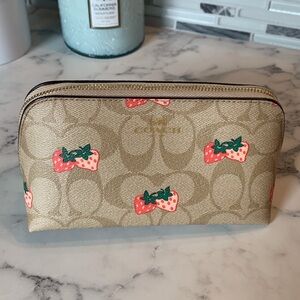 New Coach Cosmetic Zipper Pouch